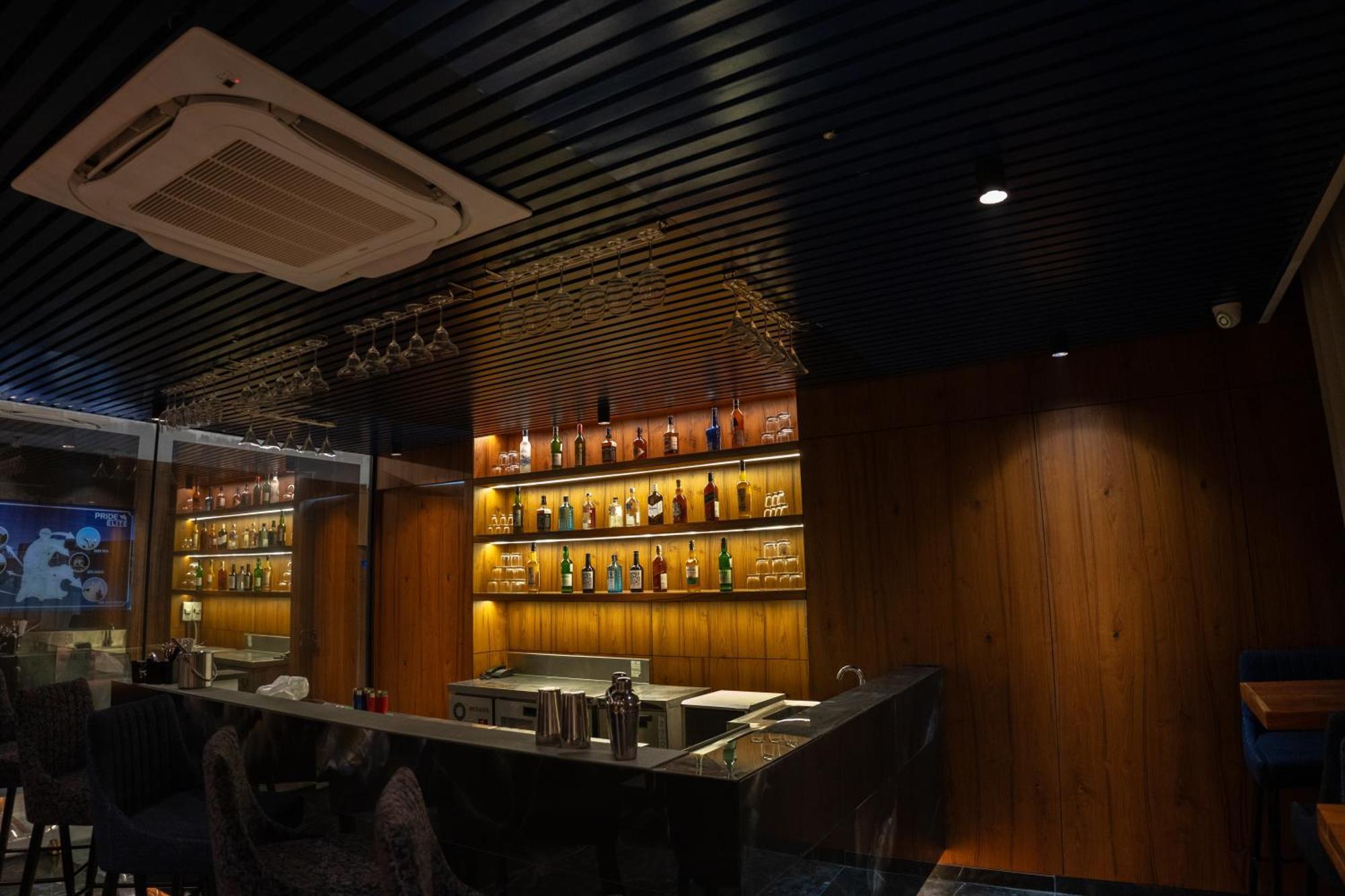 Pride Elite, Daman Hotel Екстериор снимка