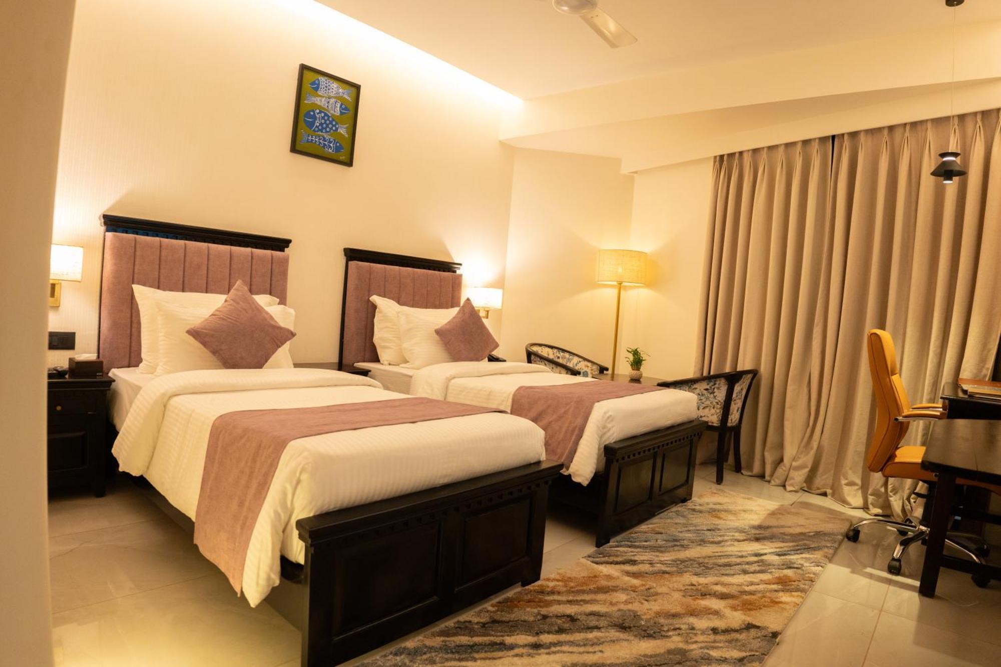 Pride Elite, Daman Hotel Екстериор снимка