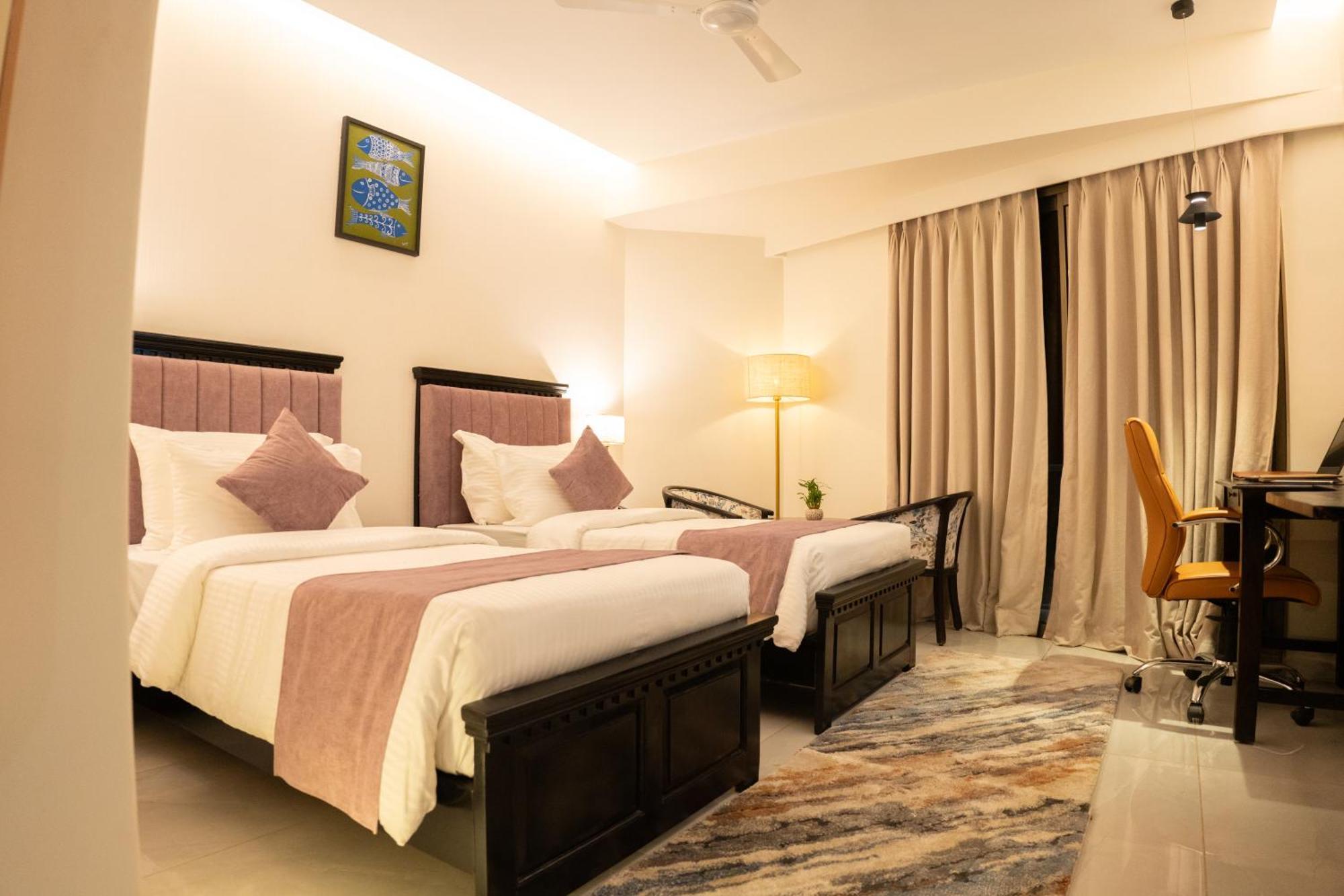 Pride Elite, Daman Hotel Екстериор снимка