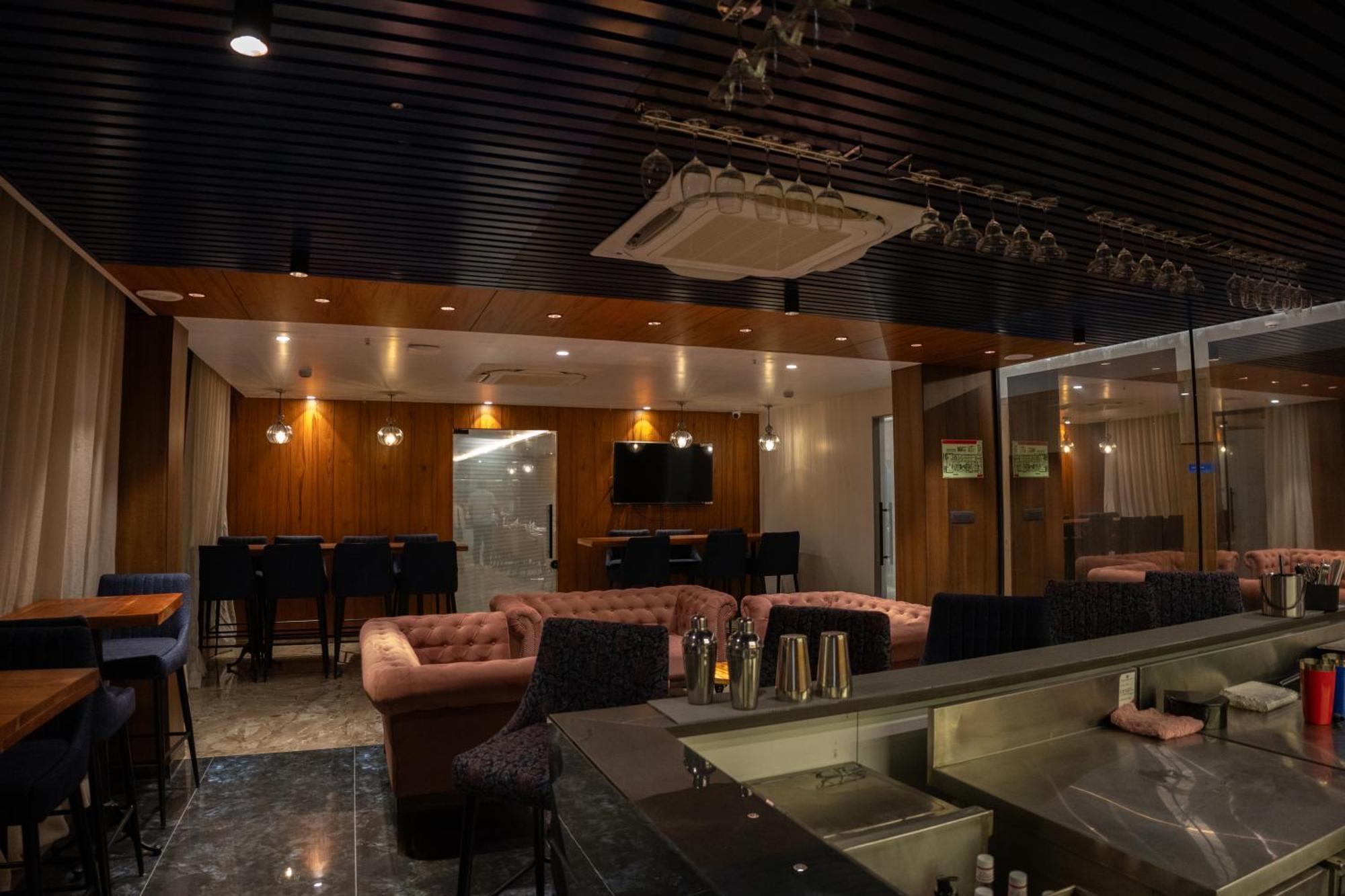 Pride Elite, Daman Hotel Екстериор снимка