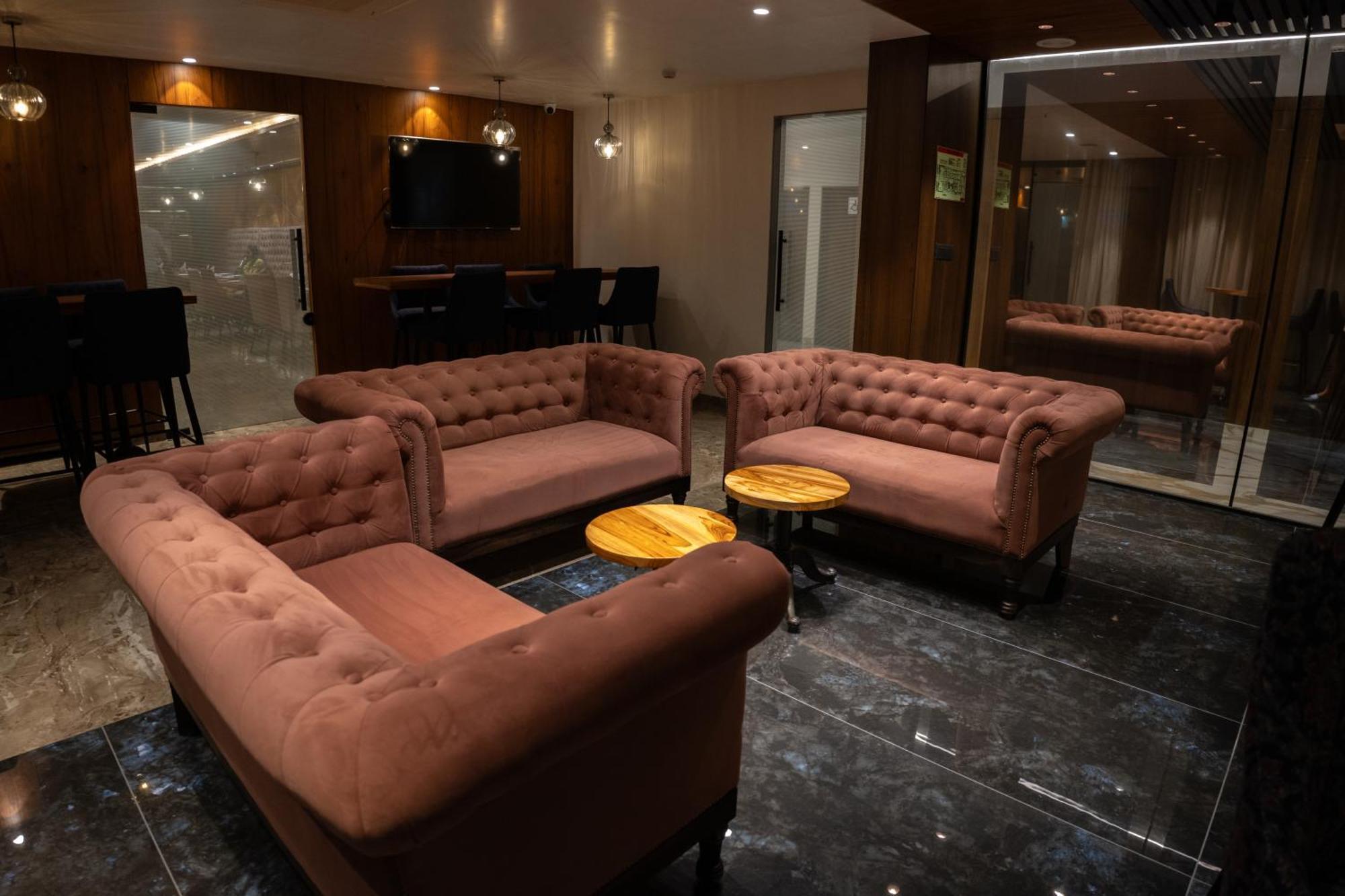 Pride Elite, Daman Hotel Екстериор снимка