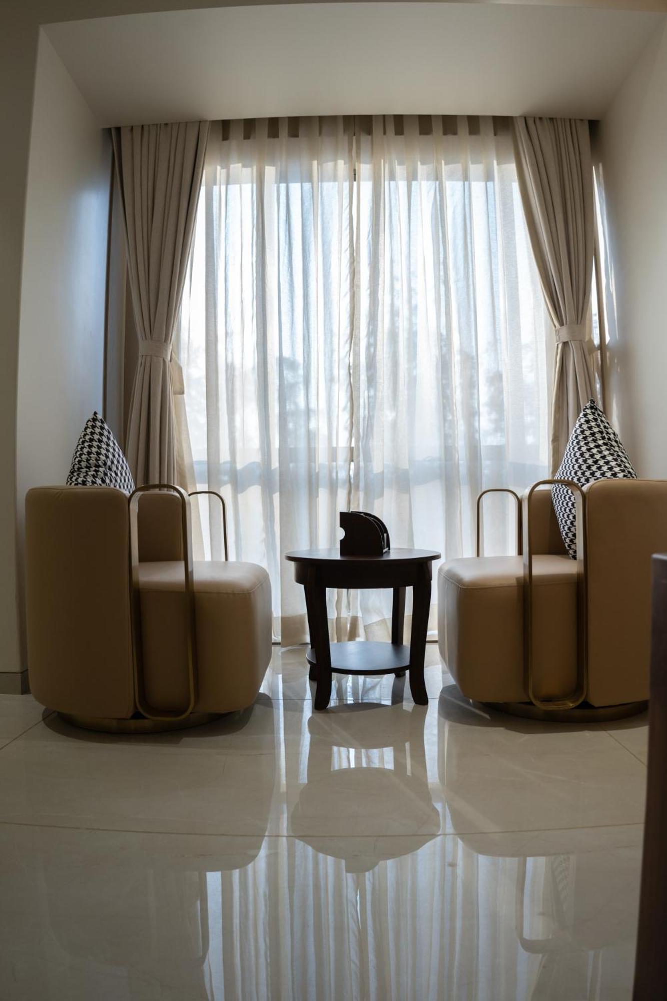 Pride Elite, Daman Hotel Екстериор снимка