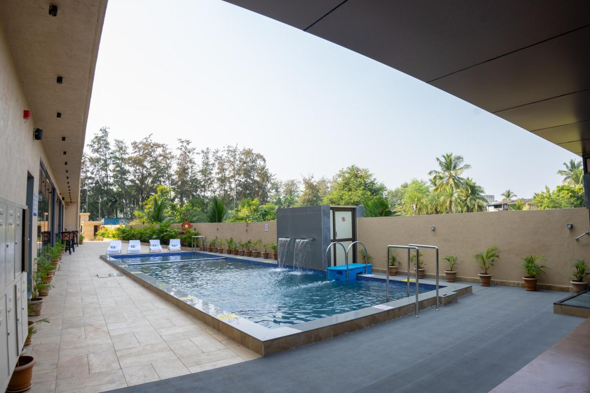Pride Elite, Daman Hotel Екстериор снимка
