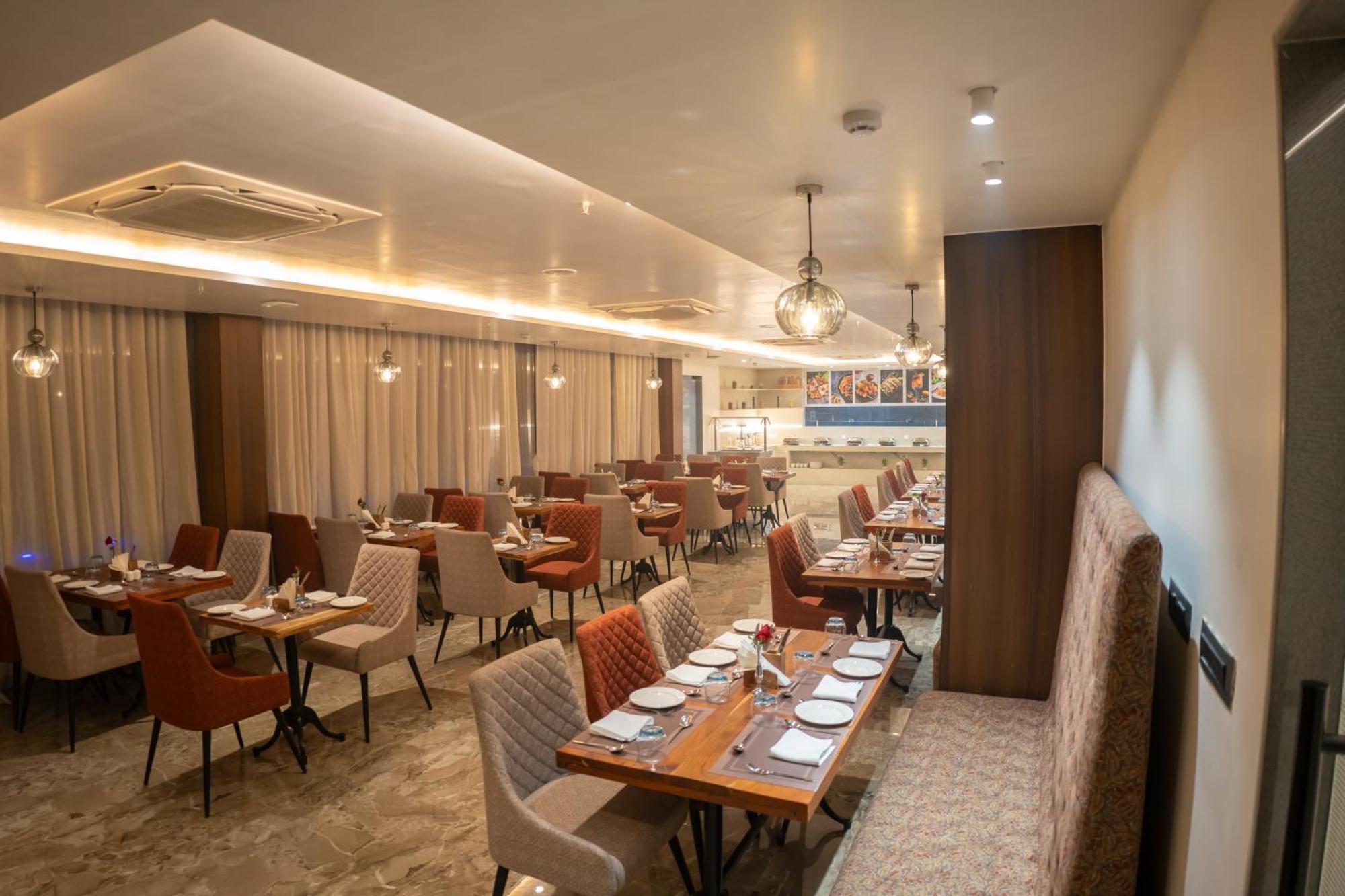 Pride Elite, Daman Hotel Екстериор снимка