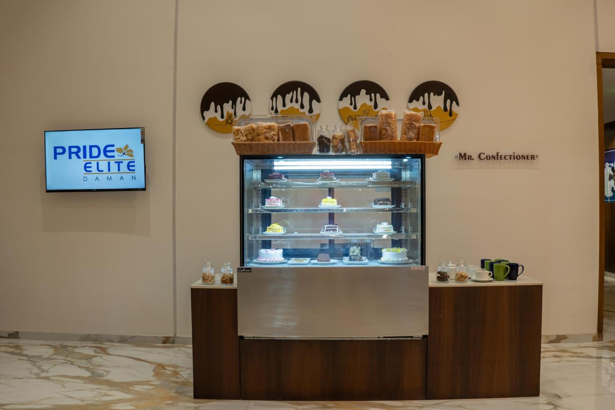 Pride Elite, Daman Hotel Екстериор снимка